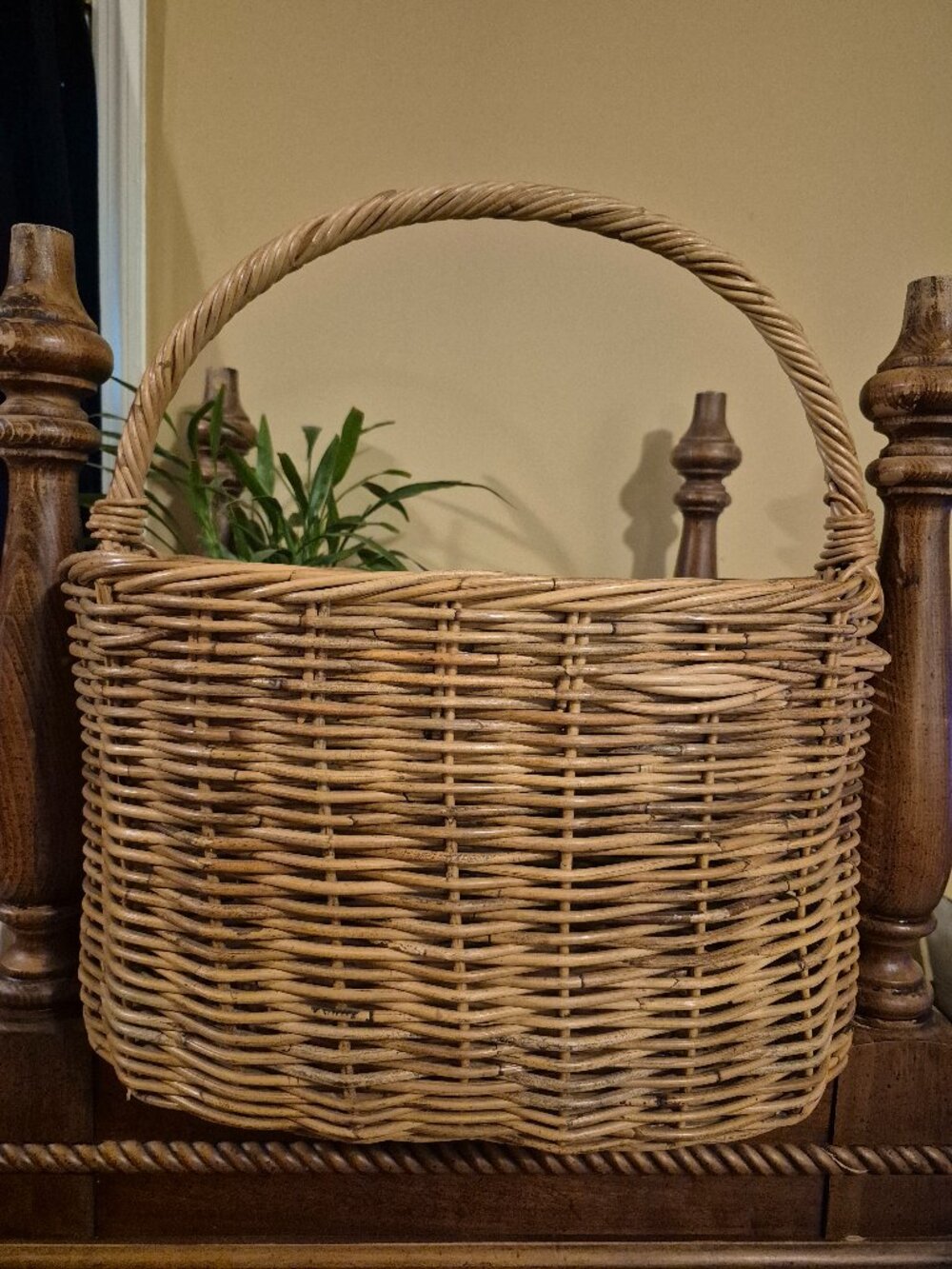 VINTAGE EUROPEAN-STYLE OVAL WICKER MARKET BASKET
